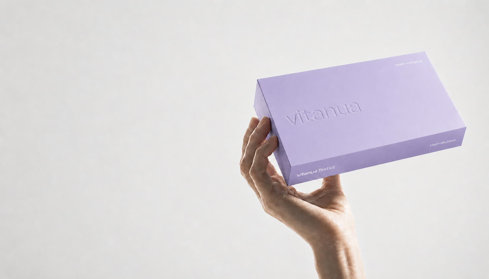 Einheitlich gestaltetes hellviolettes vitanua Testkit vollständig sichtbar in einer Hand