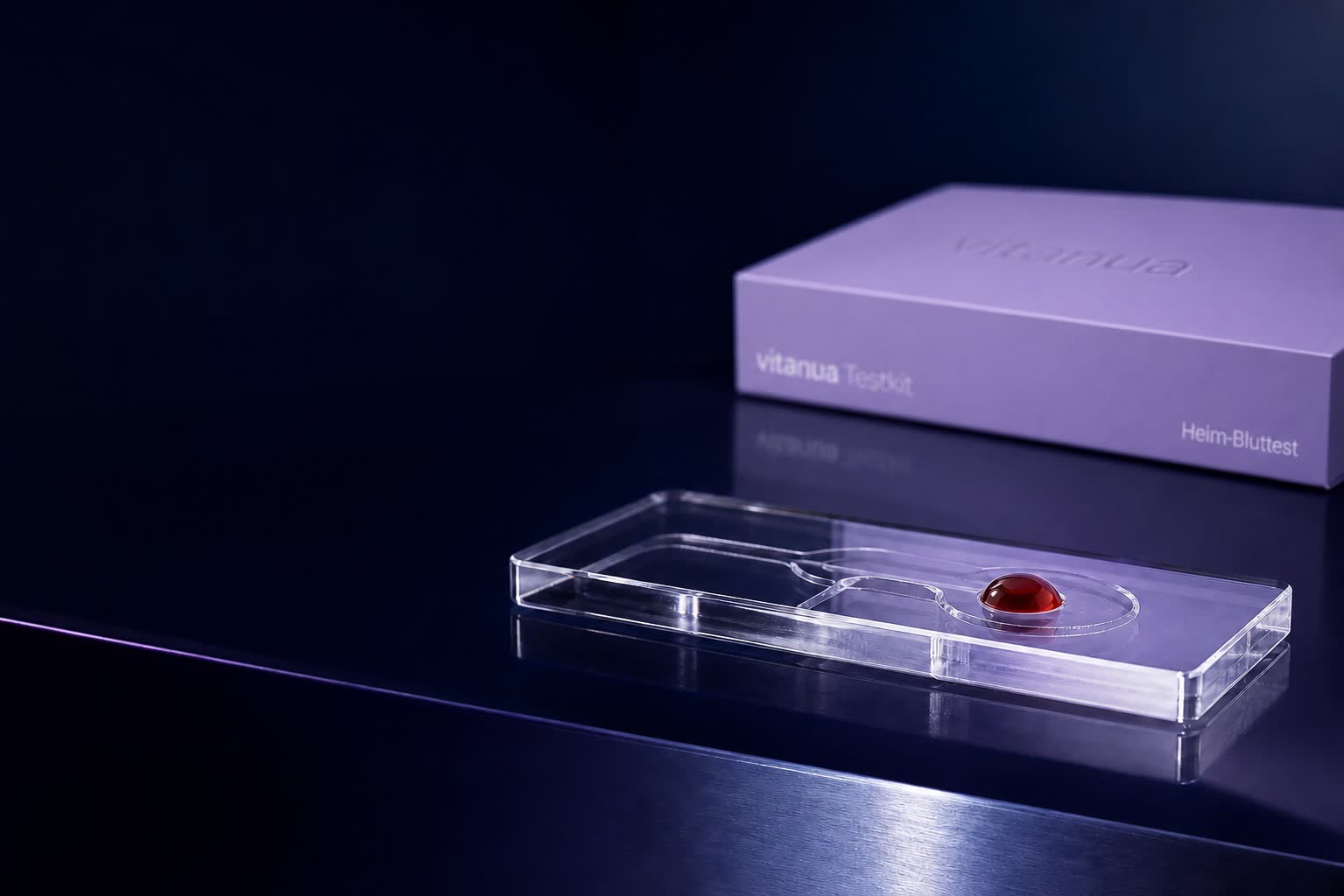 Laborinszenierung mit Blutprobe und dem einheitlich gestalteten violetten vitanua Testkit